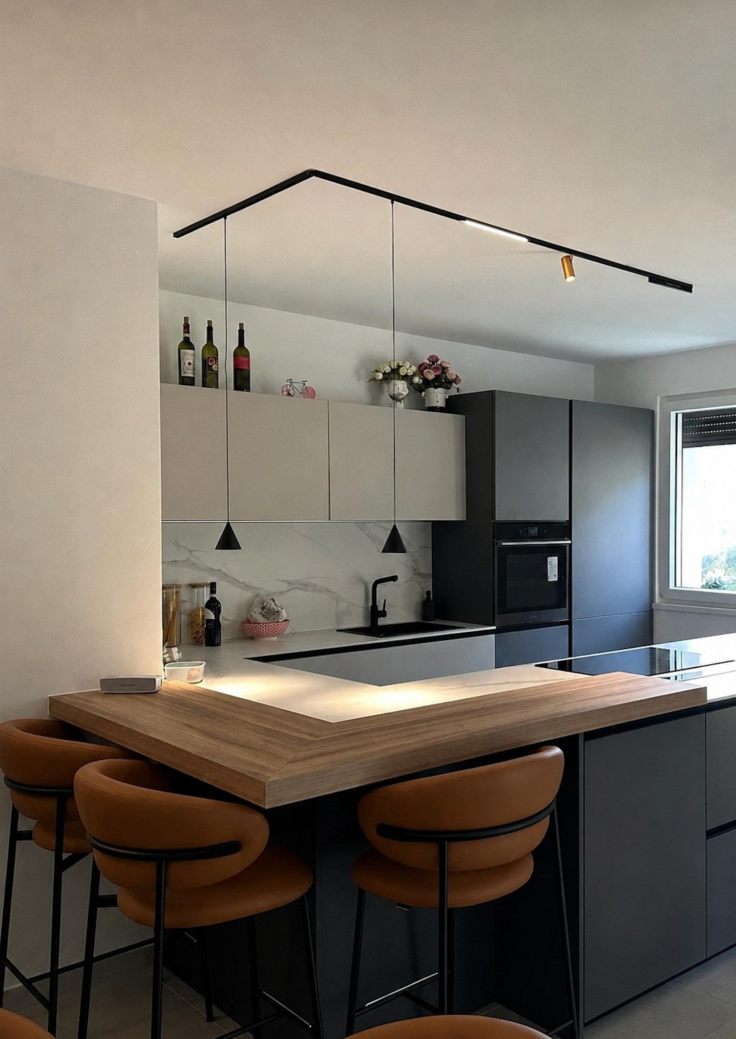 Binario magnetico LED sopra la penisola della cucina