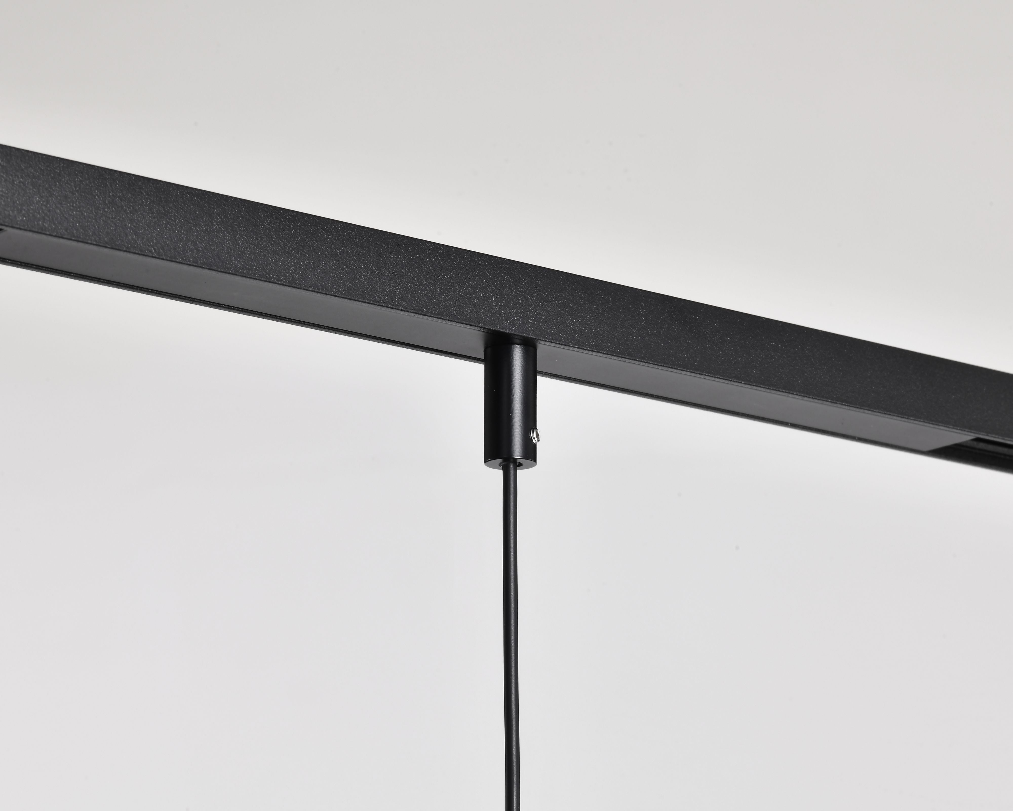 Pacchetto Karma binario magnetico 2 + 1 metro e giunto angolare. Sorgenti luminose: 2 Faretti Large 7W + 2 Strip led 60cm + 2 Coni sospensione