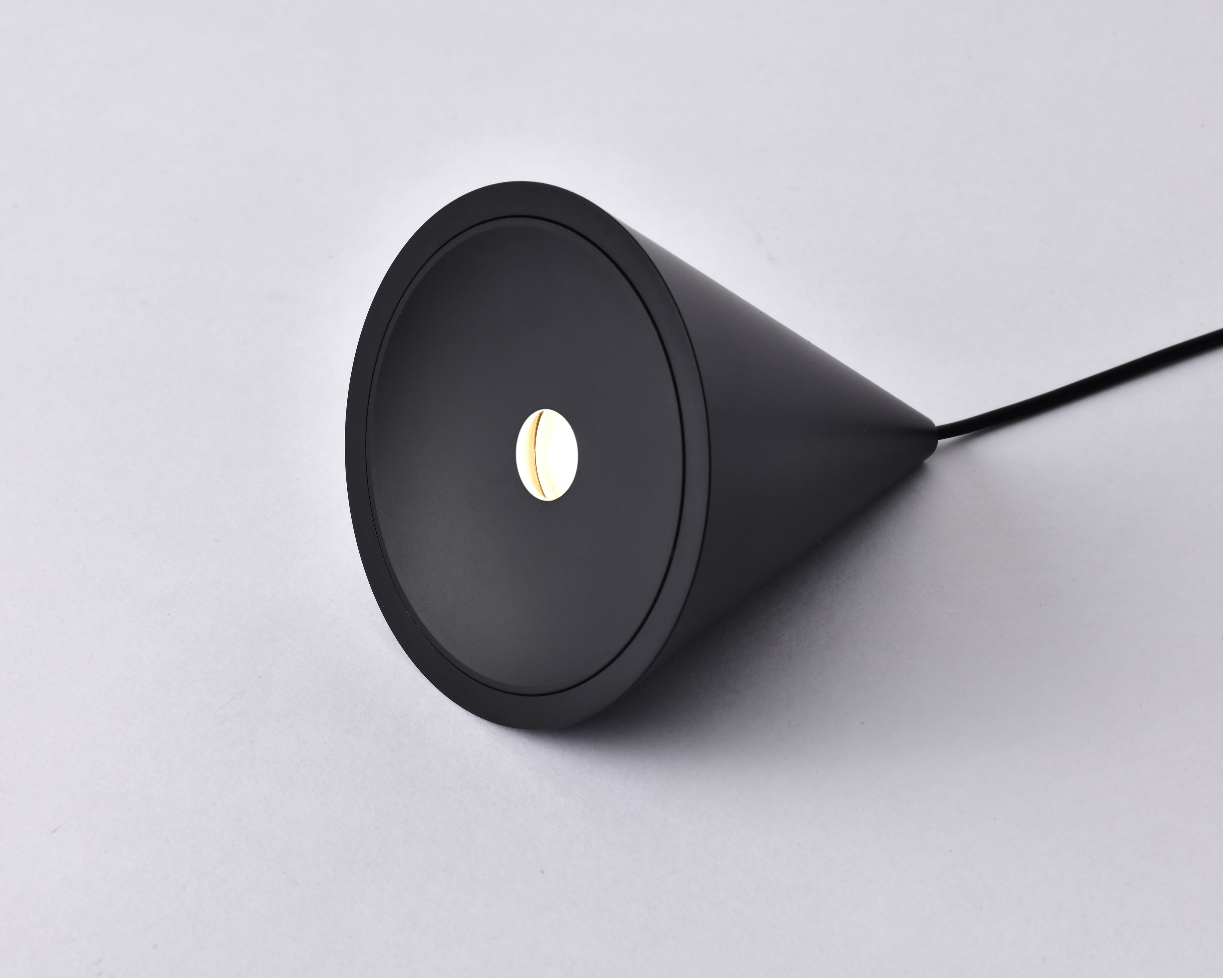 Pacchetto Karma binario magnetico 2 + 1 metro e giunto angolare. Sorgenti luminose: 2 Faretti Large 7W + 2 Strip led 60cm + 2 Coni sospensione